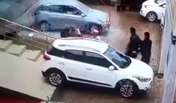 Ngồi thử vào xe, cô gái vô tình nhấn chân ga khiến chiếc ô tô Hyundai đâm vỡ kính cửa của đại lý