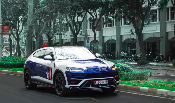 Sau Tết Kỷ Hợi 2019, Nhật Minh "lột áo" màu crôm của Lamborghini Urus để dán đề-can màu mới