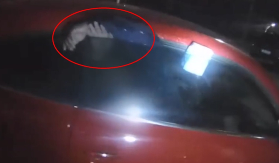 Trộm xe Volkswagen Beetle, kẻ gian bị cửa kính xe "con bọ" giữ lại cho đến khi được đưa đến đồn cảnh sát