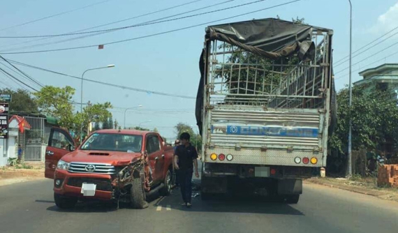 Đắk Lắk: Chạy lấn làn để vượt xe trộn bê tông, Toyota Hilux đối đầu ô tô tải