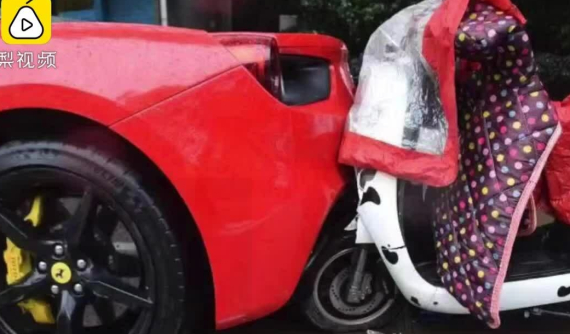 Nữ sinh viên chạy xe điện tông trúng siêu xe Ferrari không bị bắt đền số tiền 700 triệu đồng