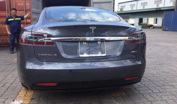 Sedan nhanh nhất thế giới Tesla Model S 100D đầu tiên cập bến Việt Nam