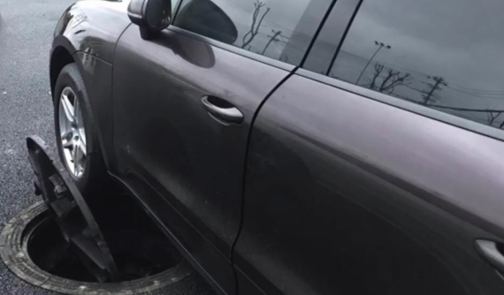 Nắp cống nổ tung làm hỏng gầm Porsche Cayenne, gây thiệt hại hơn 100 triệu đồng