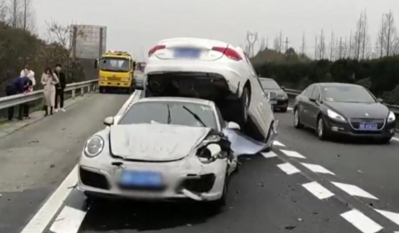 Chạy ở tốc độ cao, cô gái lái Porsche 911 hất văng một chiếc sedan lên nóc xe mình