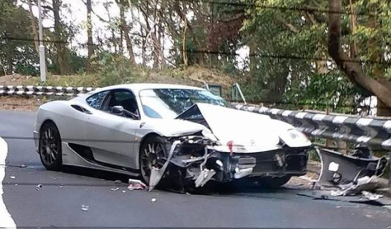 Đua với xe thể thao trên đèo, siêu xe Ferrari 360 Modena gặp tai nạn "nát đầu"