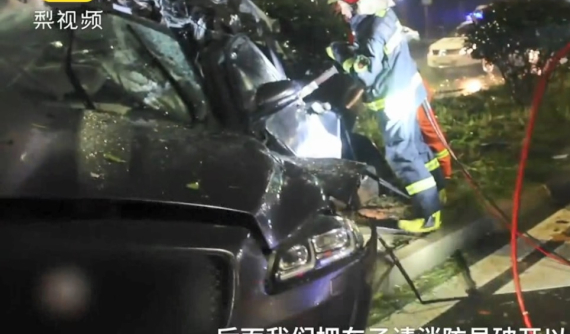 Sedan hạng sang Jaguar bẹp dúm, tài xế tử vong ngay tại chỗ sau tai nạn kinh hoàng lúc trời mưa lớn