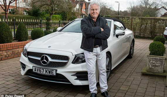 Doanh nhân kiện hãng Mercedes-Benz vì ghế bọc da trong E-Class Cabriolet lại có cả nhựa