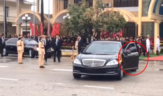 Xôn xao với video tài xế của Chủ tịch Triều Tiền phải mở cửa xe bọc thép chống đạn để lùi xe