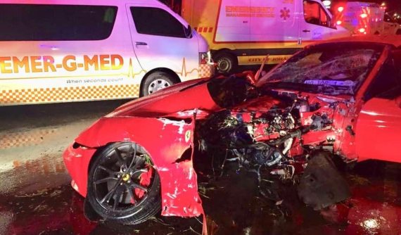 Siêu xe Ferrari California bị cắt làm đôi sau tai nạn kinh hoàng, 2 người trong khoang lái vẫn bình an