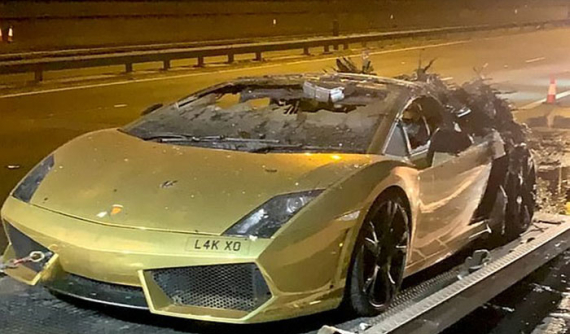 Doanh nhân bất lực đứng nhìn chiếc Lamborghini Gallardo của mình bốc cháy sau khi được bảo dưỡng