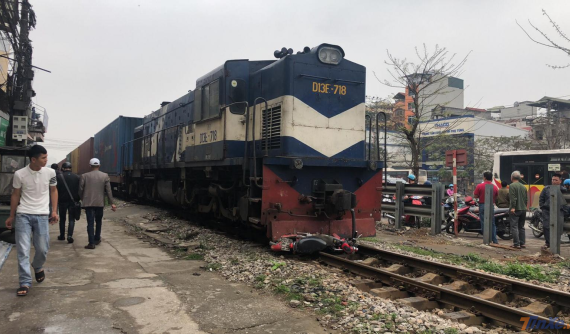 Hà Nội: Lao xe đạp điện qua đường sắt, cô gái bị tàu hỏa cán đứt chân