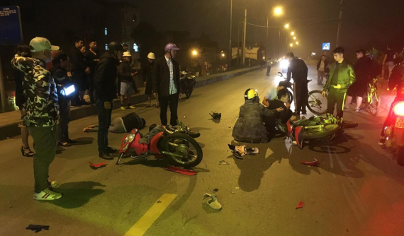 Hà Nội: Điều khiển xe máy tốc độ cao trên đê, 2 thanh niên không đội mũ bảo hiểm đâm nhau trực diện