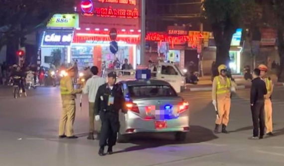 Xe taxi "lạc trôi" vào giữa đoàn xe hộ tống tổng thống Donald Trump tại đường Láng và cái kết