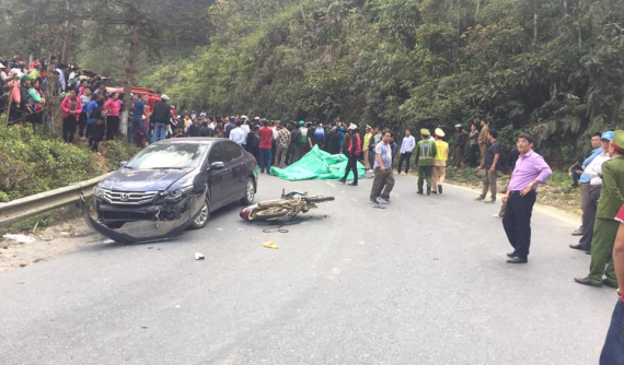 Lào Cai: Học sinh đi xe máy vượt ô tô khách, đâm thẳng vào đầu Honda City