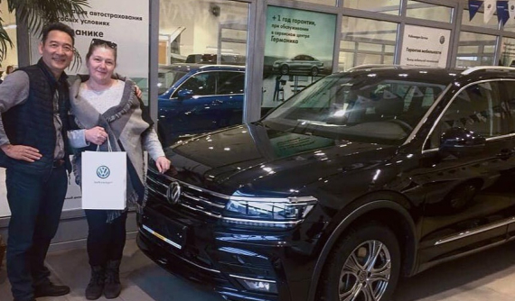 Thủ thành Đặng Văn Lâm mua Volkswagen Tiguan Allspace 2019 tặng cho bố mẹ