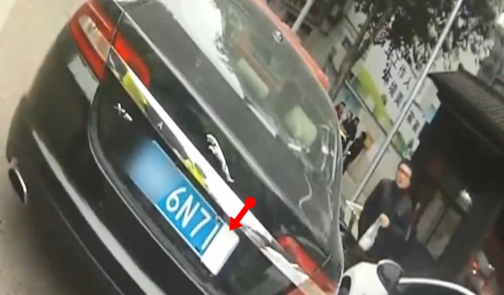 Đỗ xe sai, nam thanh niên Trung Quốc dùng băng vệ sinh che biển số Jaguar XF nhằm thoát án phạt