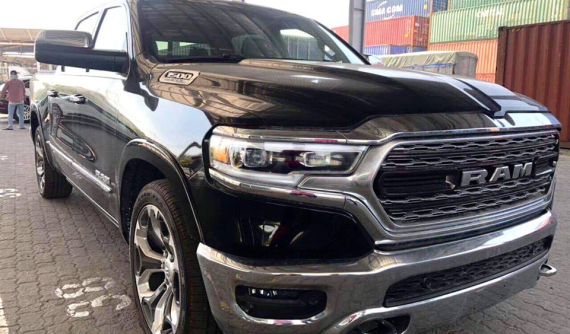 Trước ngày tăng lệ phí trước bạ xe bán tải, "khủng long" Ram 1500 Limited cập cảng Việt Nam