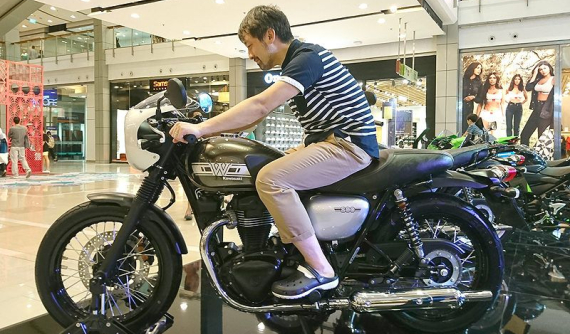 Ngắm nghía mẫu xế cổ Kawasaki W800 phiên bản mới nhất tại Bangkok, Thái Lan