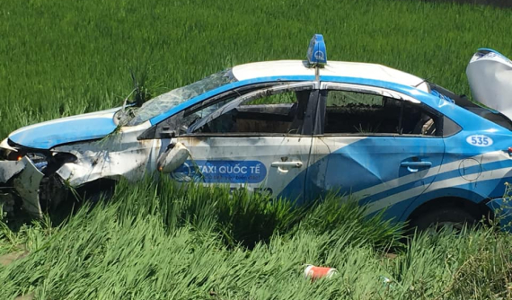Khánh Hòa: Taxi "phóng như bay", hất văng một em học sinh đi xe đạp xuống ruộng lúa