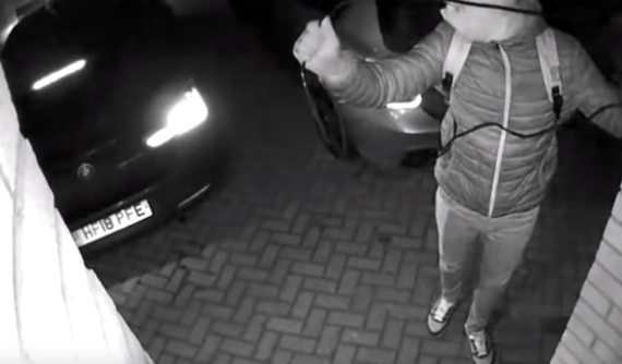 Chỉ cần 20 giây là hai tên trộm ăn cắp được một chiếc BMW M140i bằng cách hack tín hiệu chìa khóa