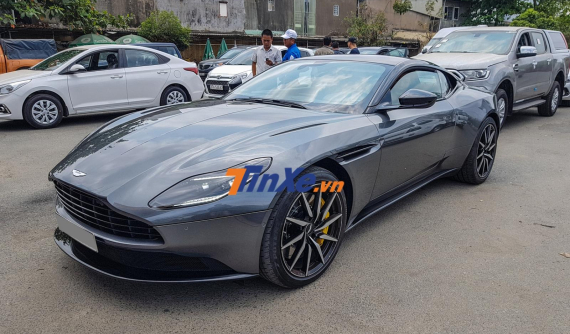 Nóng: Siêu xe Aston Martin DB11 độc nhất Việt Nam đã có biển số, giá lăn bánh hơn 14 tỷ đồng