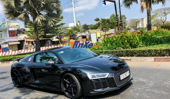 Cường "Đô-la" lột bỏ bộ áo trắng-xanh của siêu xe Audi R8 V10 Plus