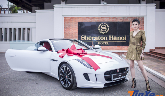 "Soi" chiếc xe thể thao hạng sang Jaguar F-Type mới của Á hậu Huyền My