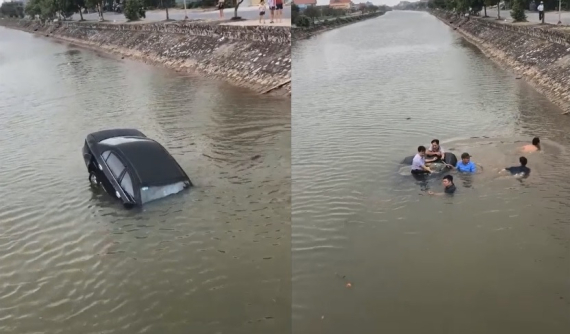 Nam Định: Tài xế lái xe ô tô con rơi xuống sông, may mắn được người dân cứu ra khỏi xe