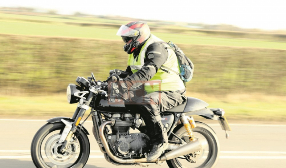 Mẫu Cafe Racer tuyệt đẹp Triumph Thruxton R Black Edition 2019 được thử nghiệm tại Anh