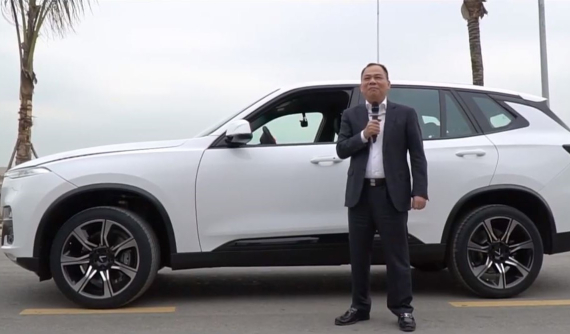 Chủ tịch Vingroup đích thân cầm lái chiếc xe VinFast đầu tiên và đôi lời cảm nghĩ