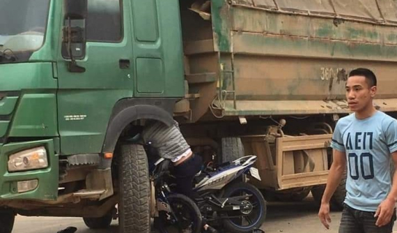 Thanh Hoá: Yamaha Exciter gặp nạn, người điều khiển kẹt vào gầm xe tải