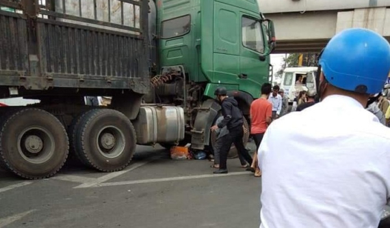 Dừng đèn đỏ, người phụ nữ chở hoa đi bán nhân ngày 8/3 bị ô tô tải cuốn vào gầm ở Khánh Hòa