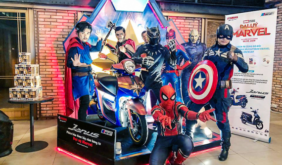 Yamaha trưng bày phiên bản Captain Marvel của mẫu xe Yamaha Janus tại lễ ra mắt phim