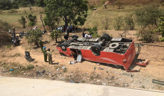 Ô tô khách lật ngửa tại Bình Thuận, ít nhất 8 du khách người Hàn Quốc bị thương