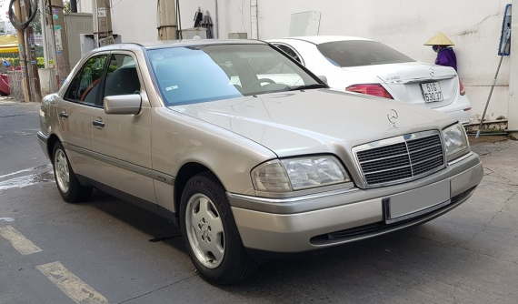 Dù cho Mercedes-Benz C-Class 2019 đã bán tại Việt Nam, nhưng vị khách này vẫn trung thành với đời đầu