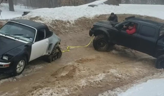 Xe bán tải Toyota Tacoma mắc kẹt trong bùn, phải chờ Porsche 911 đến giải cứu