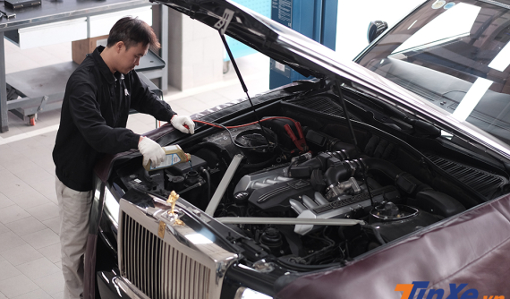 Xe siêu sang Rolls-Royce chính hãng tại Việt Nam được chăm sóc như thế nào?