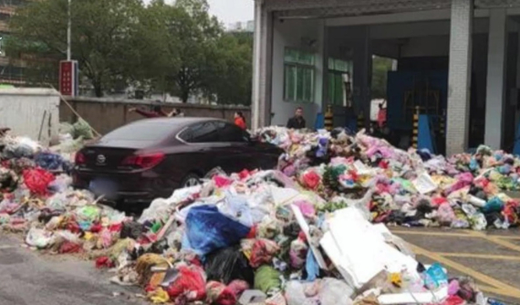 Đỗ chắn lối đi, xe sedan bị bao quanh bởi núi rác chỉ sau một đêm