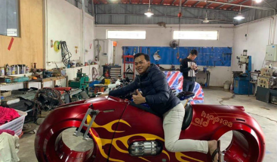 Siêu mô tô Tron Light Cycle của đại gia Phúc XO được lên tem lửa và sơn lại màu đỏ