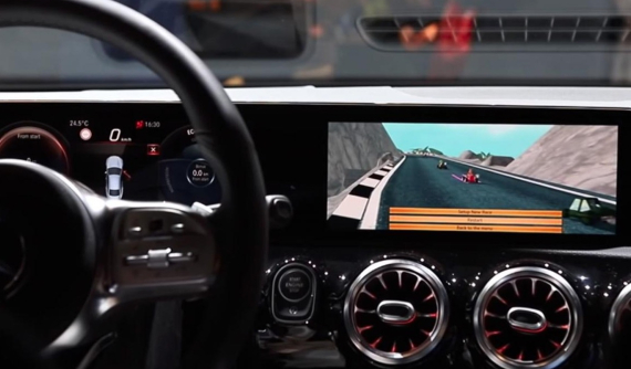 Mercedes-Benz CLA 2020 phô diễn khả năng chơi game "Đua xe Mario" bằng hệ thống MBUX