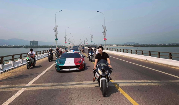 Siêu xe Ferrari 458 Italia độ Liberty Walk cùng dàn mô tô "khủng" tụ tập tại Quy Nhơn