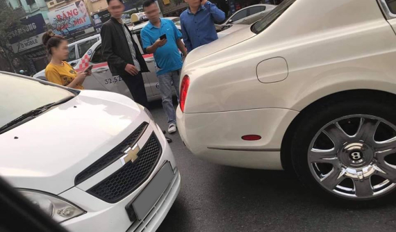 Cư dân mạng xôn xao với tai nạn của xe Chevrolet Spark và Bentley tiền tỷ tại Hà Nội
