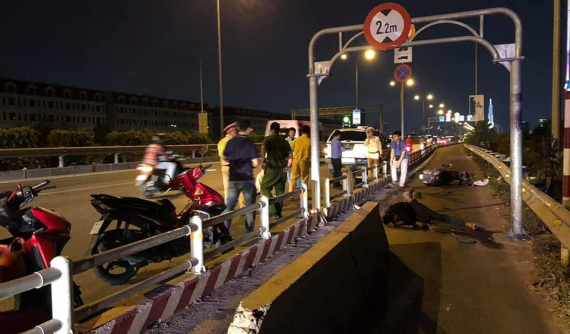 Sài Gòn: Nam thanh niên đâm dải bê tông ngăn ô tô đi vào làn xe máy, tử vong tại chỗ