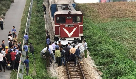Hải Dương: Ô tô qua đường sắt bị tàu hỏa đâm, 2 người thương vong