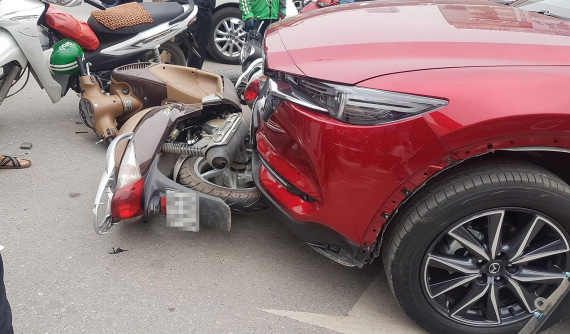 Nữ tài xế điều khiển Mazda CX-5 đâm liên hoàn ít nhất 5 xe máy tại Ngã Tư Sở