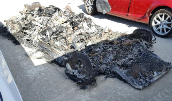 Đống tro tàn của siêu xe Ferrari 430 Scuderia đang được bán đấu giá