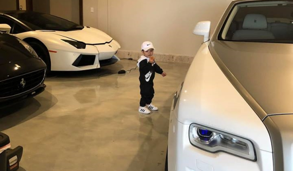 Quay video con trai chơi đùa tại garage, vợ Đan Trường vô tình tiết lộ garage siêu xe và xe siêu sang "khủng"