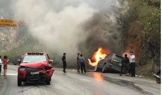 Va chạm với bán tải, Ford Explorer bốc cháy trên đèo Thung Khe - Hòa Bình