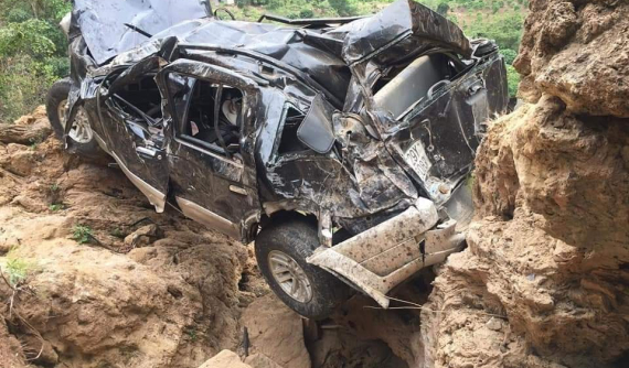 Sơn La: Ford Everest lao xuống vực, lái xe tử nạn, bé gái may mắn sống sốt