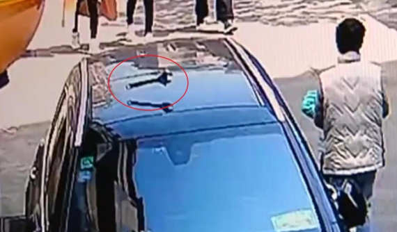 Đỗ dưới chân chung cư, SUV hạng sang Mercedes-Benz bị chiếc cờ lê từ trên cao rơi xuống trúng nóc